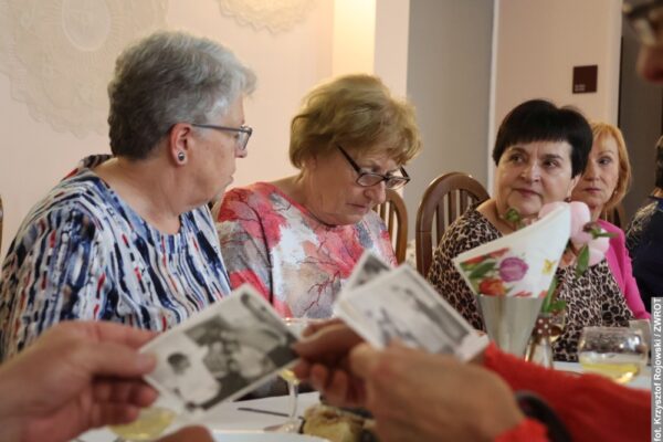 Spotkali się 50 lat po maturze. „Czasem wkrada się smutna refleksja, ale zawsze miło się zobaczyć”
