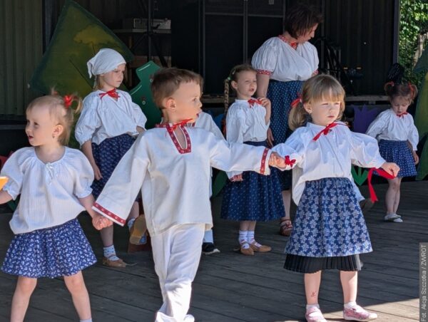 Dwa przedszkola, jeden festyn. W Nieborach dzieci zatańczyły po góralsku