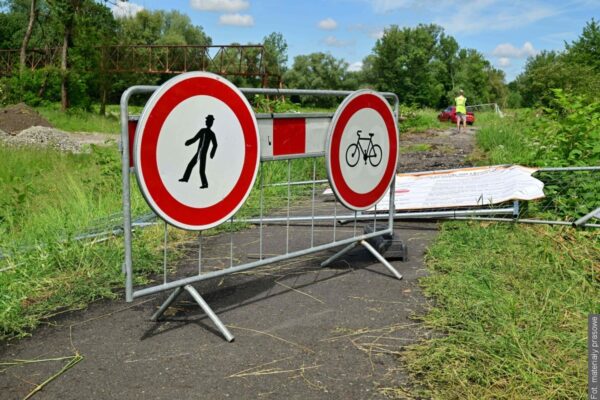 W Karwinie ruszyła budowa nowej kładki. Miasto apeluje do rowerzystów o respektowanie zakazu wjazdu