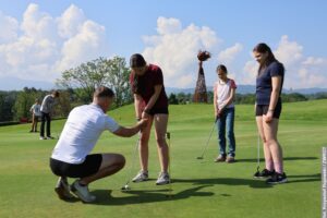 Golfowe przedpołudnie uczniów zaolziańskich szkół. Do Ropicy pojechali laureaci konkursu matematycznego Pikommat