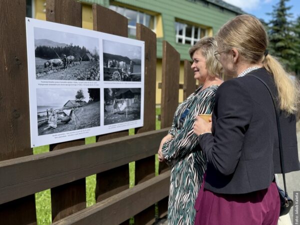W Bystrzycy otwarto „Uliczkę Karola Kalety”. Plenerowa wystawa przypomina dorobek legendarnego fotografa