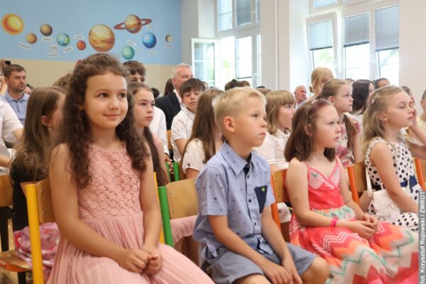 Wakacyjna radość i czas pożegnań szkolnych murów. Zakończenie roku w Lutyni Dolnej
