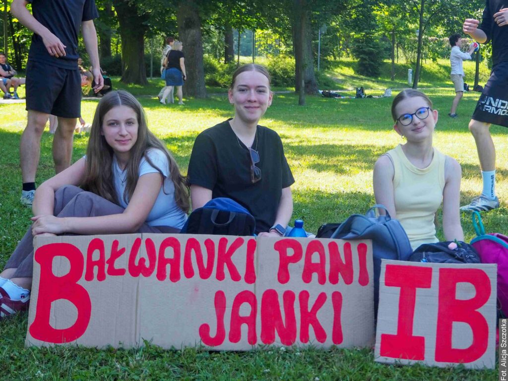Sztafeta, piłka nożna i taniec. Polskie Gimnazjum zakończyło rok szkolny na sportowo