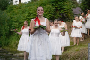 Po bystrzyckiej Głuchówce popłynęły wianki. Świętojański Festiwal Folklorystyczny za nami [zdjęcia]