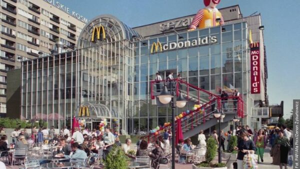 34 lata temu otwarto pierwszego McDonald’sa w Polsce. Był symbolem nowych czasów