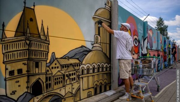 Polak współtworzy 700-metrowy mural w Pradze. Maciej Kreda maluje „Stworzenie Pragi”