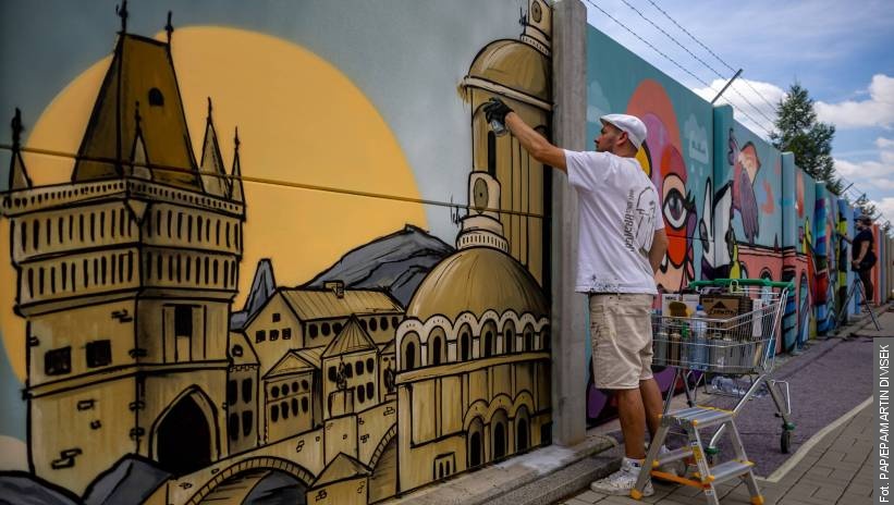 Polak współtworzy 700-metrowy mural w Pradze. Maciej Kreda maluje „Stworzenie Pragi”