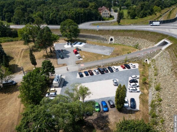 Trwa budowa parkingów przy Karwińskim Morzu. Docelowo mają być bezpłatne tylko dla mieszkańców Karwiny