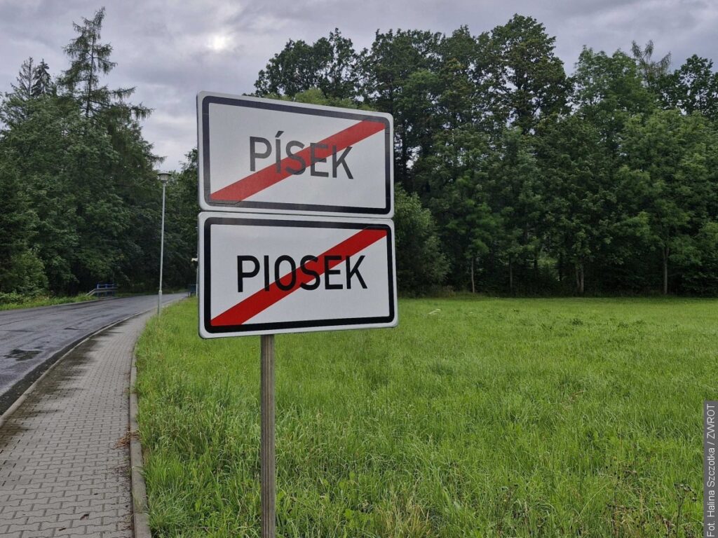 Wandale usunęli polską tablicę w Piosku. Wisiała zaledwie kilka dni [aktualizacja]