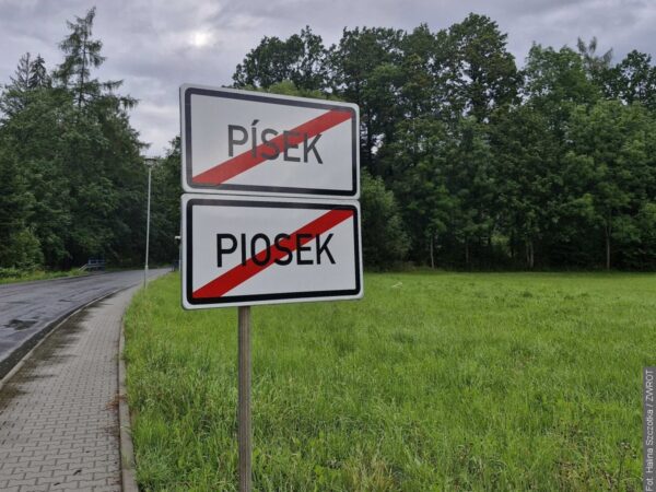 Wandale usunęli polską tablicę w Piosku. Wisiała zaledwie kilka dni [aktualizacja]