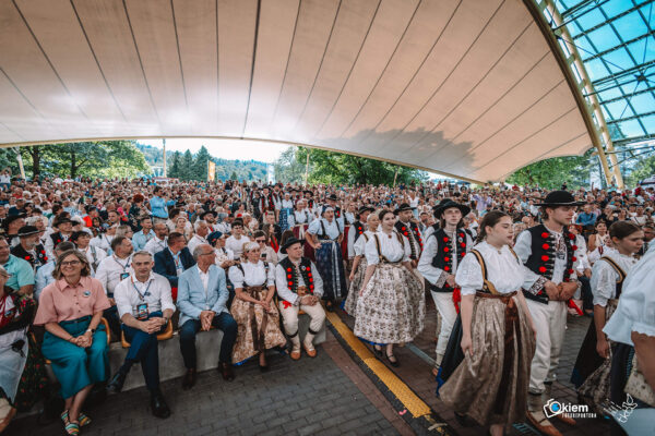 Ruszył Tydzień Kultury Beskidzkiej 2026. Barwny korowód przeszedł przez Wisłę [zdjęcia]
