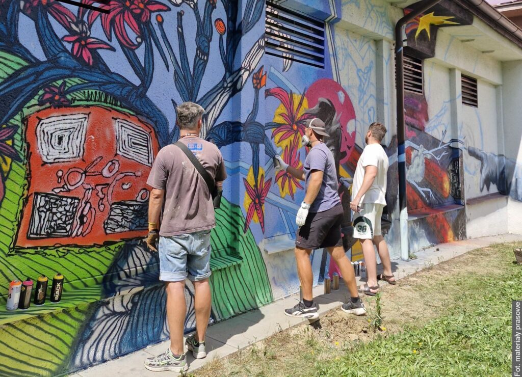 Nowy mural powstaje w Trzyńcu. Mieszkańcy też mogą chwycić za spray