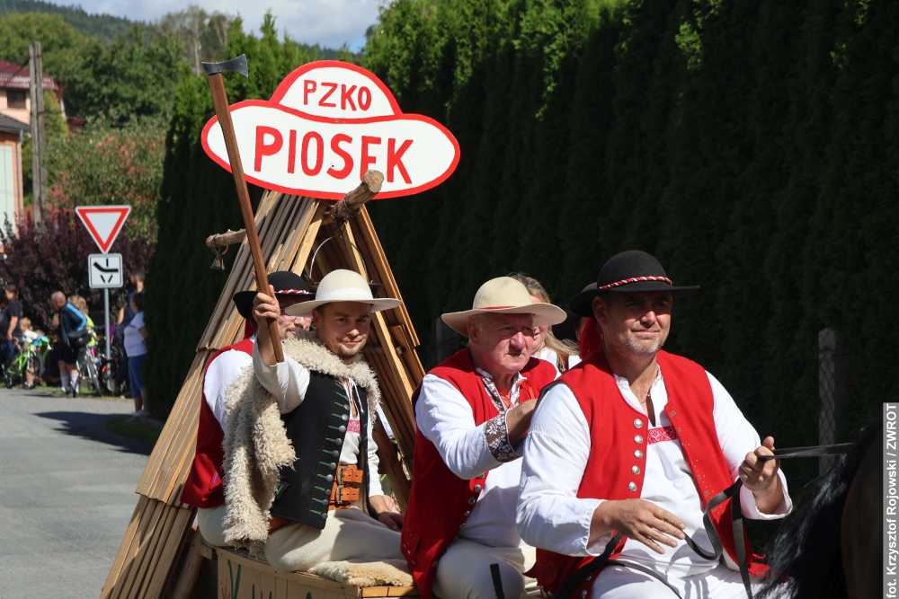 Wieniec od przedsiębiorcy, który chce uratować szkołę na Bagińcu. Dożynki w Piosku