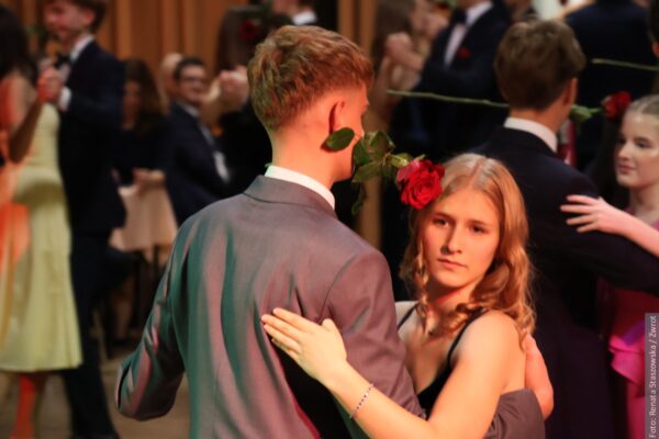Od walca po jive’a. Uczniowie Polskiego Gimnazjum pokazali, czego nauczyli się na kursie tańca [zdjęcia]